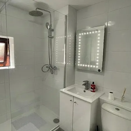 Riverview 1 Bed Apartment With Parking By Cozynest Reading Exterior photo