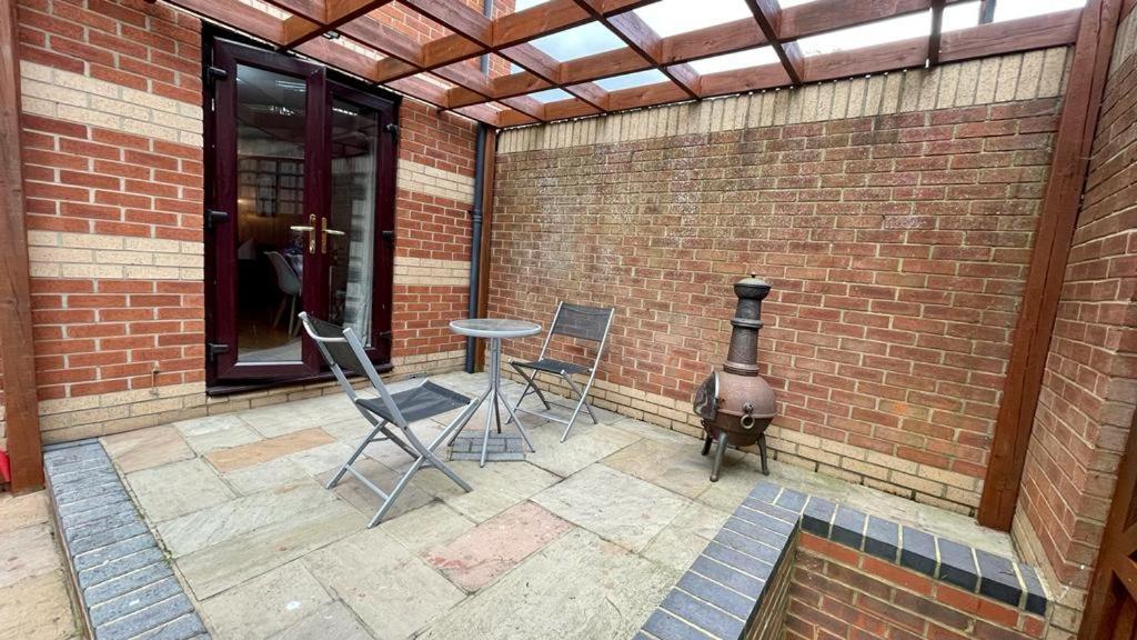 Riverview 1 Bed With Parking By Cozynest Reading