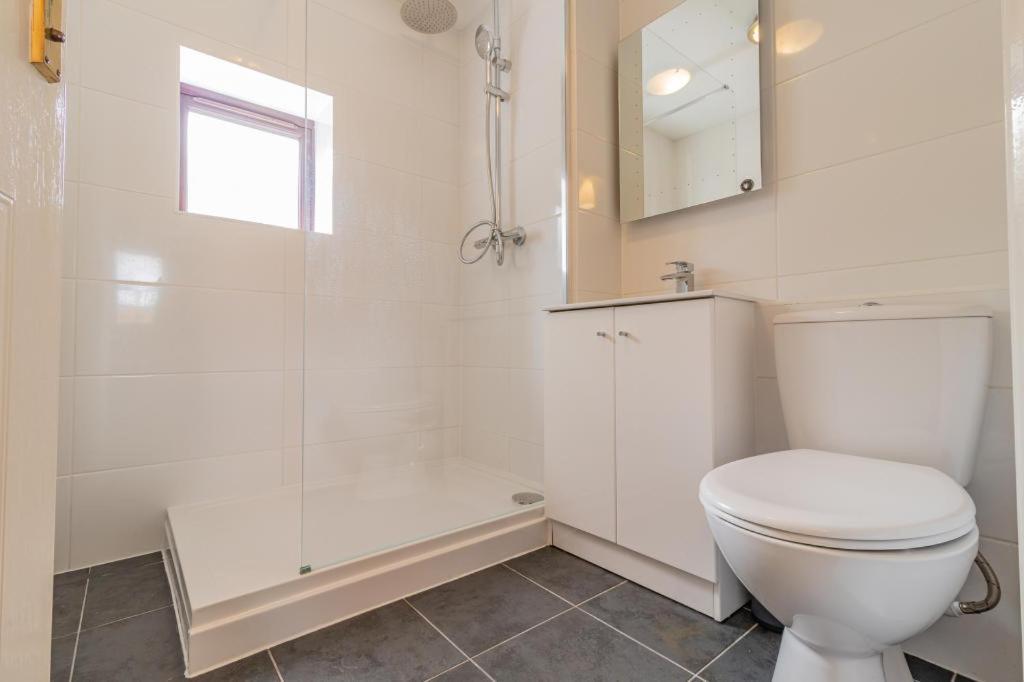 Apartment Riverview 1 Bed With Parking By Cozynest *